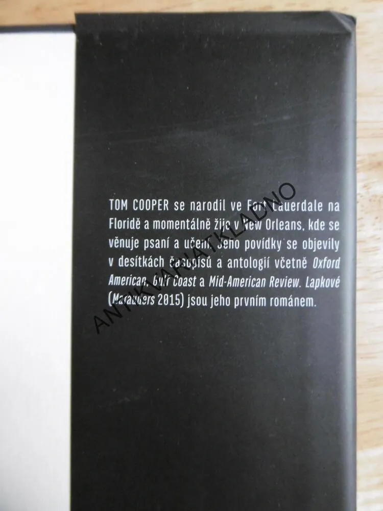 LAPKOVÉ, TOM COOPER, **an