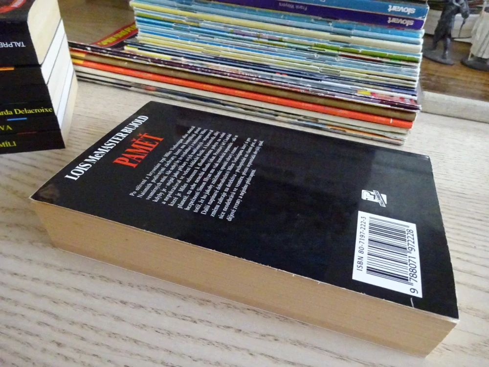 PAMĚŤ, LOIS MCMASTER BUJOLD, **an