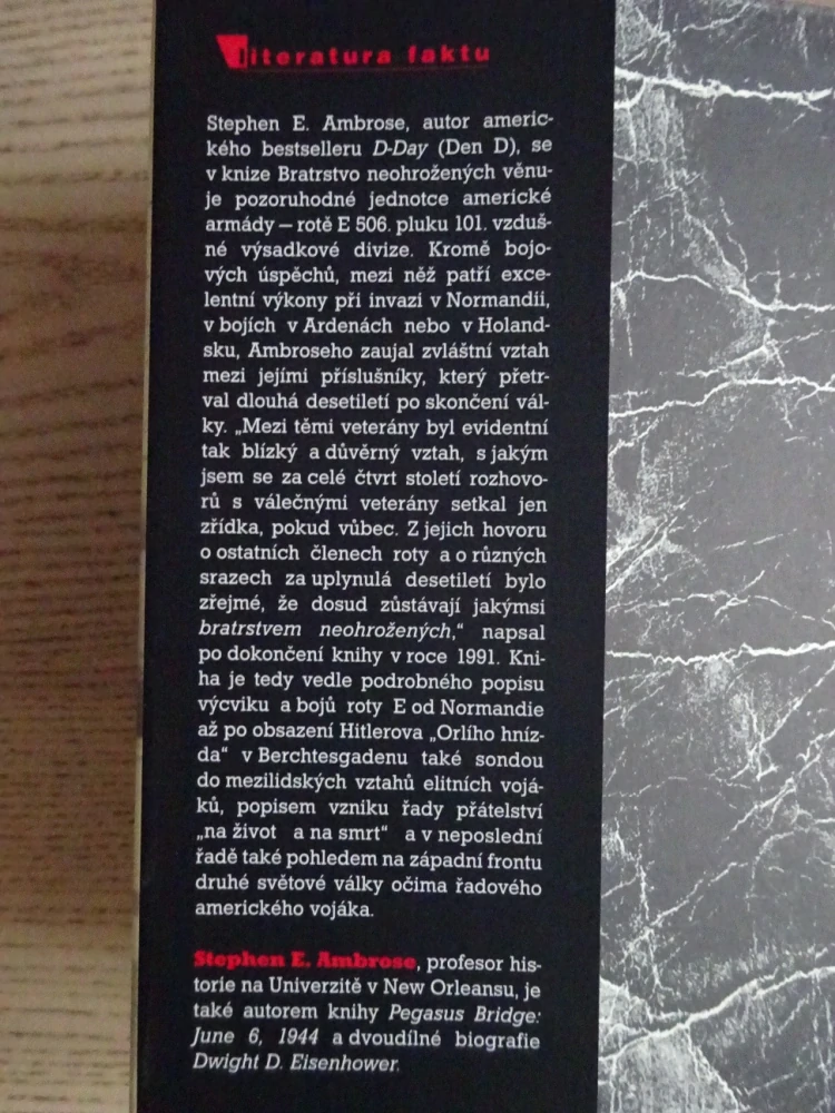 BRATRSTVO NEOHROŽENÝCH, STEPHEN E. AMBROSE, **an