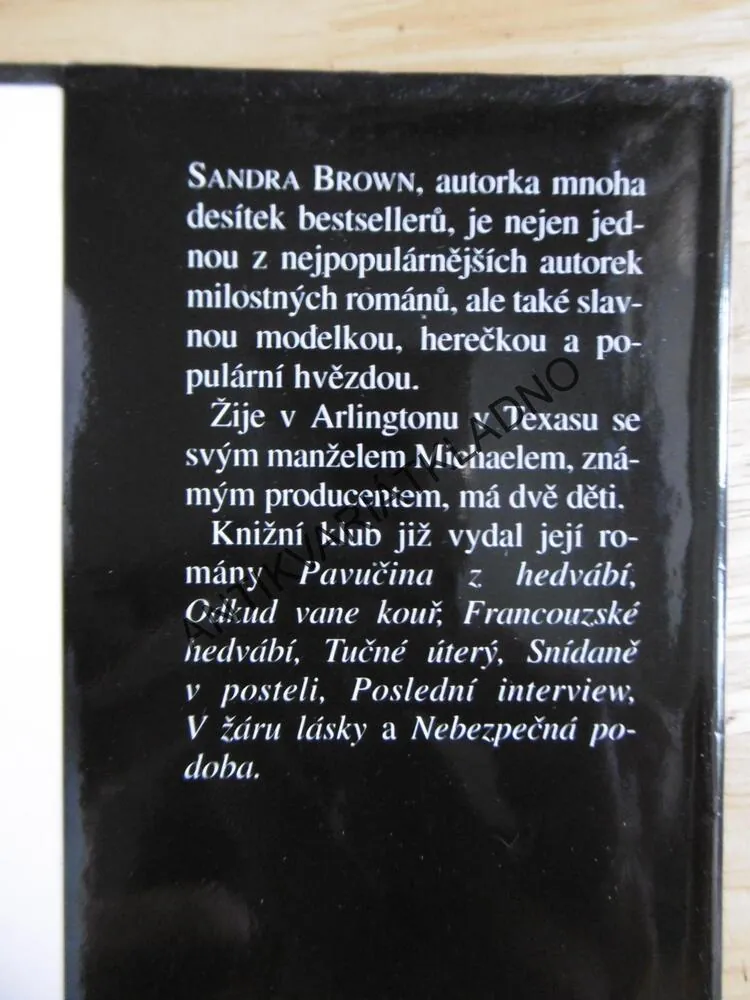 ŠARÁDA, SANDRA BROWN, **an