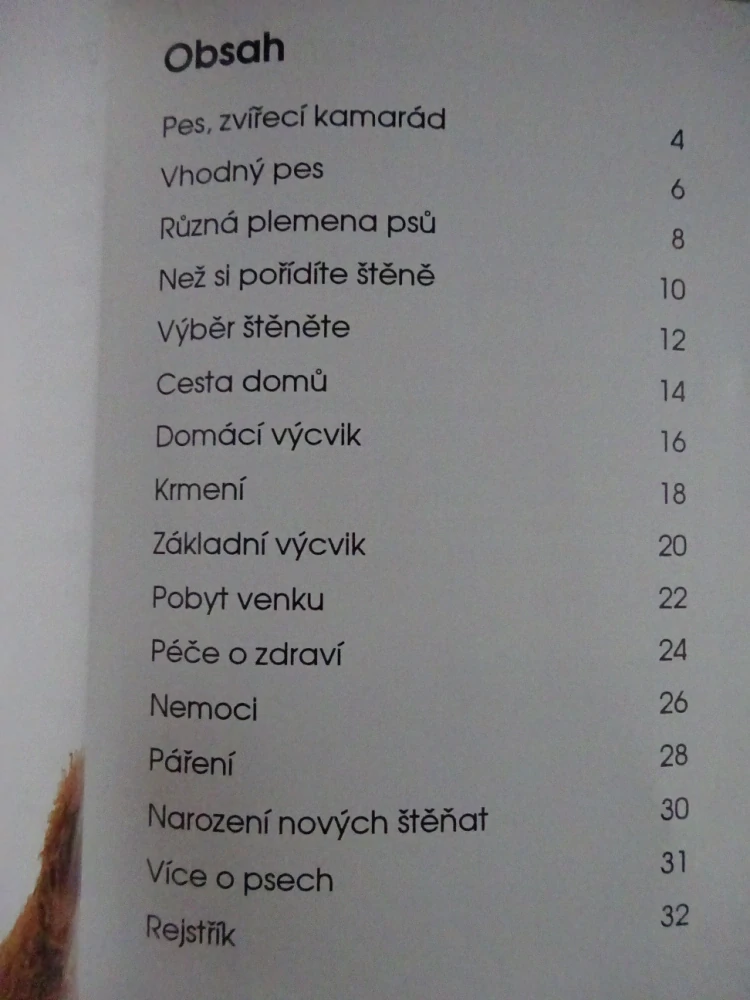 BYDLÍ S NÁMI PES, **an