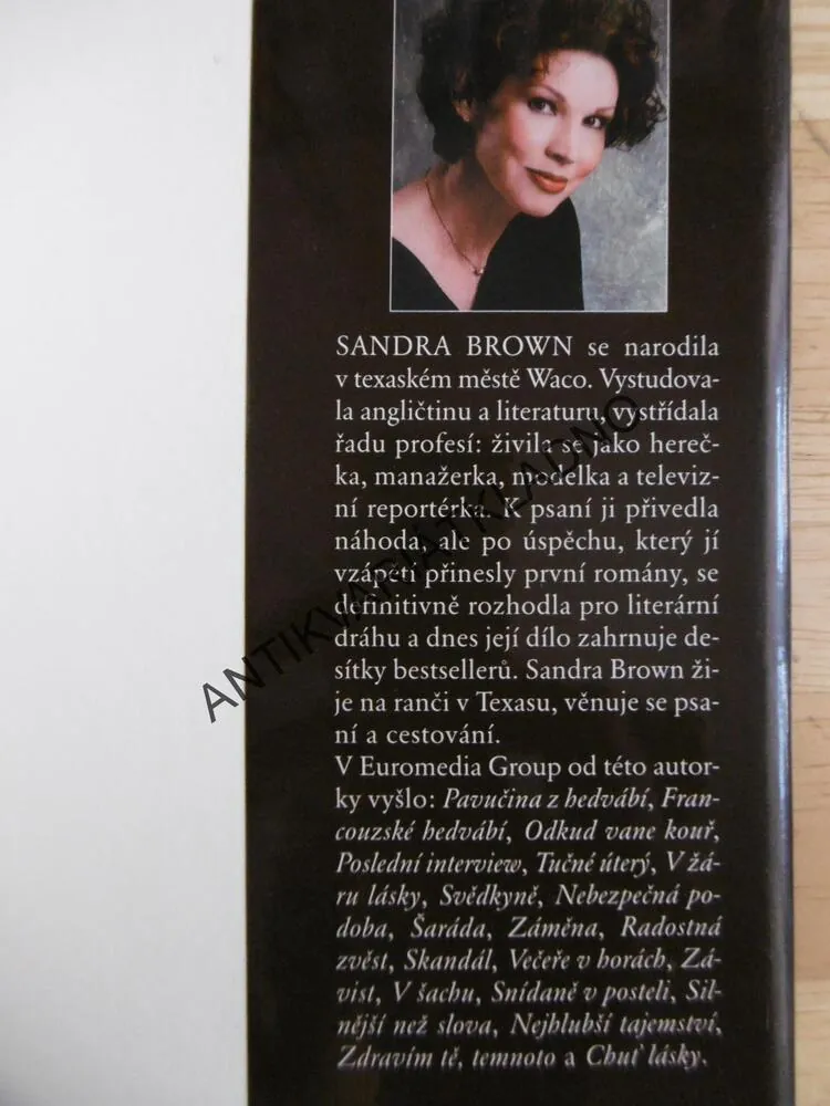 BÍLÝ ŽÁR, SANDRA BROWN, **an