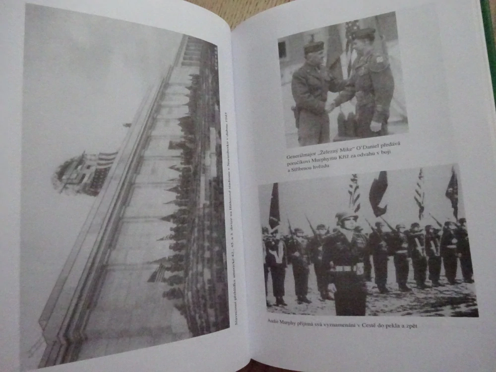 AMERICKÝ HRDINA, CHARLES WHITING, VÁLKA, **an