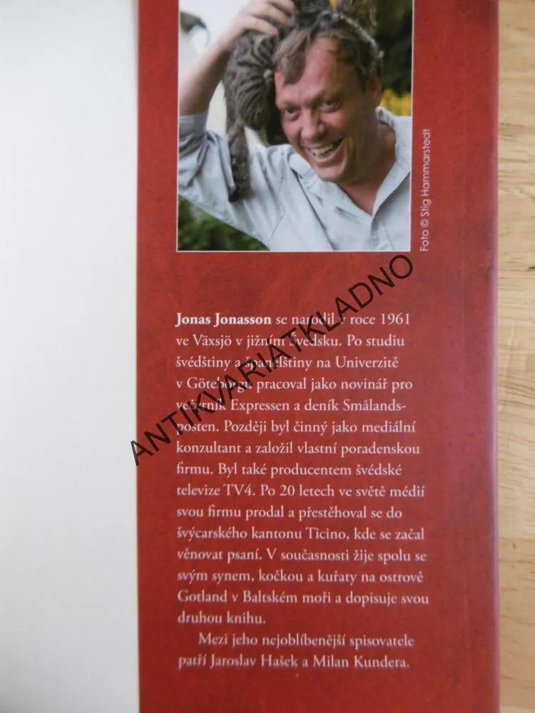 STOLETÝ STAŘÍK, KTERÝ VYLEZL Z OKNA A ZMIZEL, JONAS JONASSON, **an
