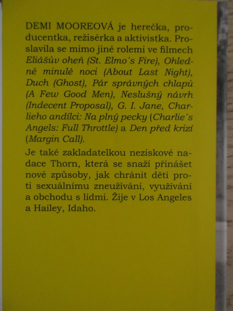 ŽIVOT NARUBY, DEMI MOORE, **an