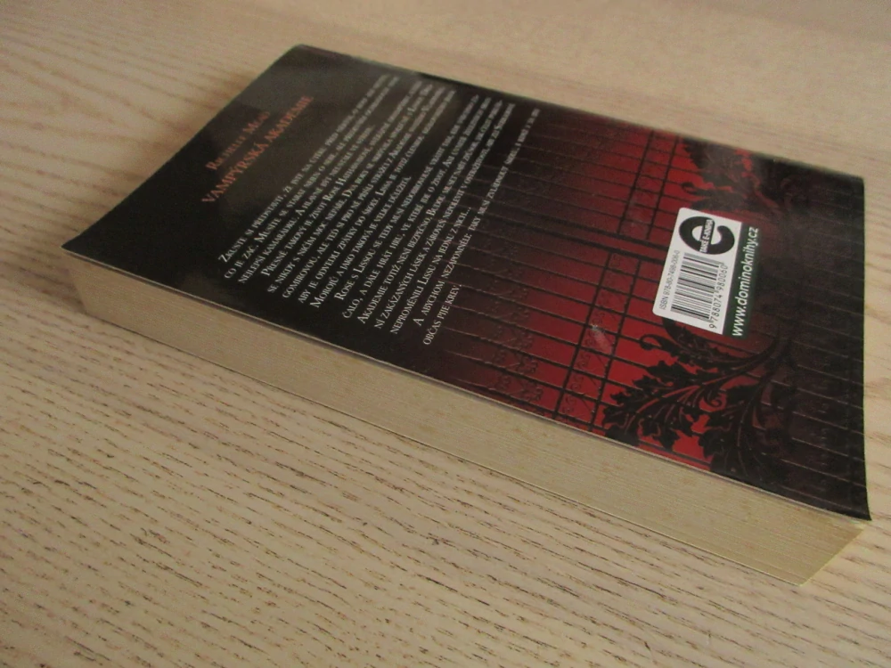 VAMPÝRSKÁ AKADEMIE, RICHELLE MEAD, **an