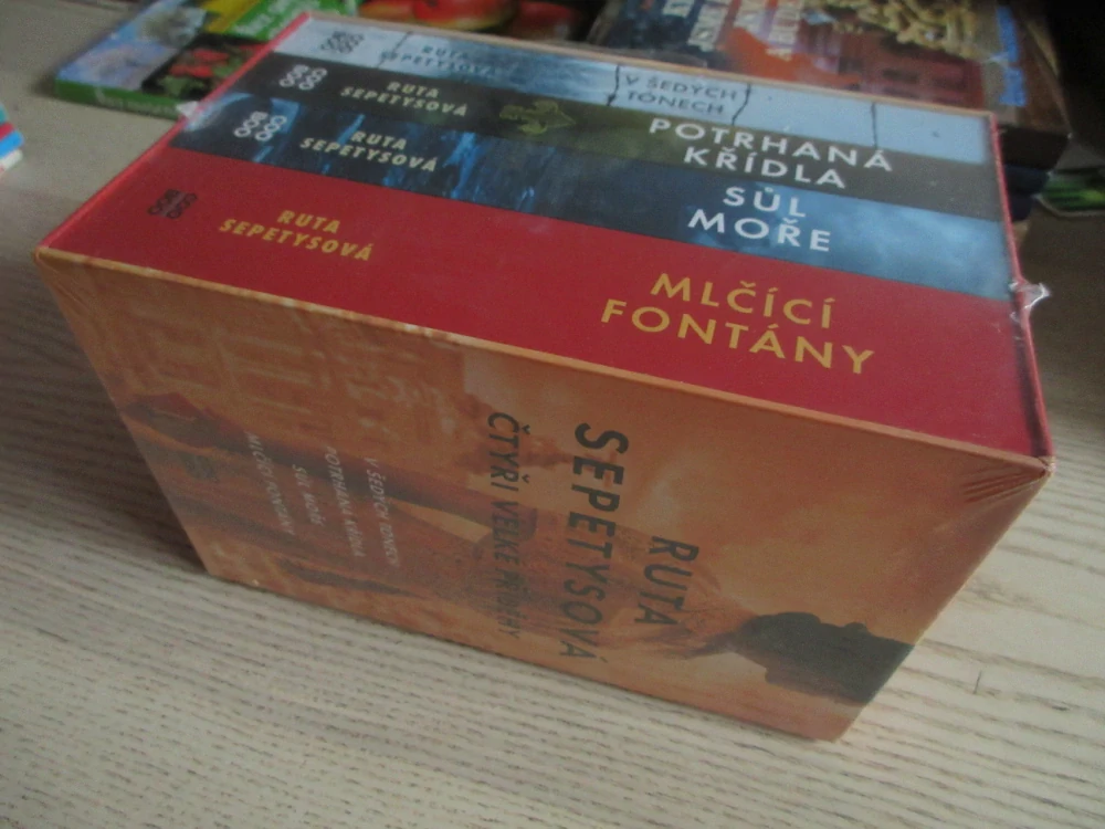 RUTA SEPETYSOVÁ, ČTYŘI VELKÉ PŘÍBĚHY: V ŠEDÝCH TÓNECH, POTRHANÁ KŘÍDLA, SŮL MOŘE, MLČÍCÍ FONTÁNY, **an