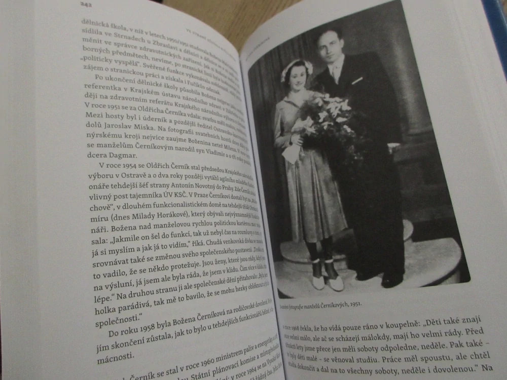 PO BOKU ŠESTATŘICETI MANŽELEK NAŠICH PREMIÉRŮ (1918-2018), PETR ZÍDEK, **an