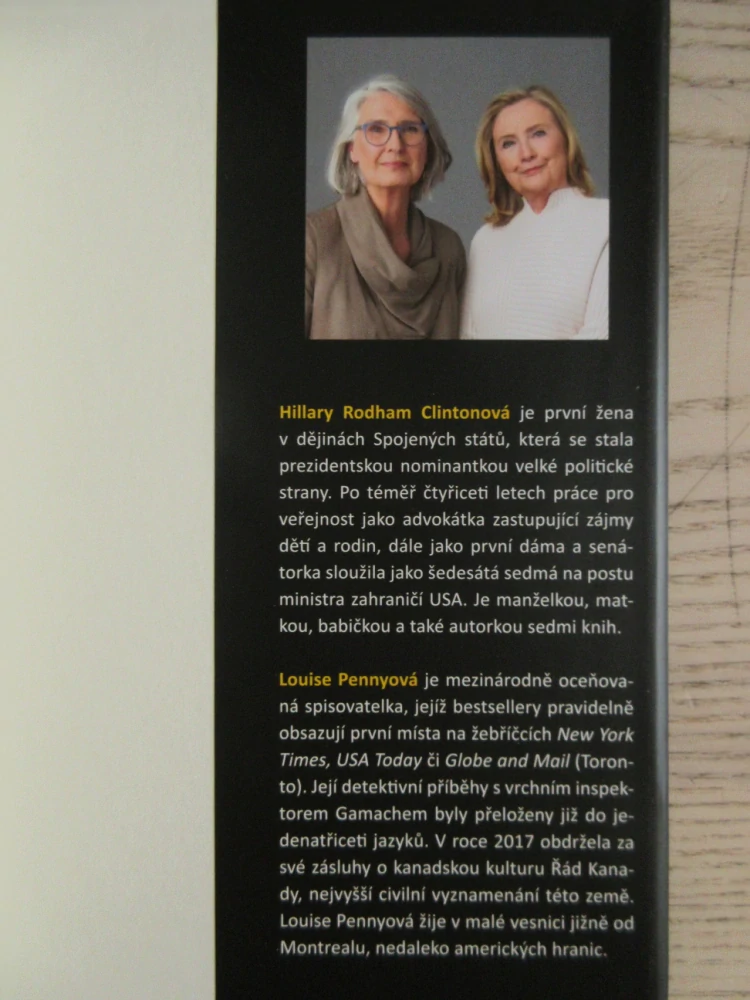 VLÁDA TERORU, LOUISE PENNYOVÁ, HILLARY RODHAM CLINTONOVÁ, **an