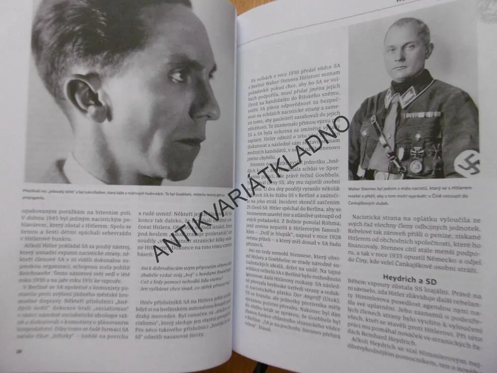 HISTORIE HITLEROVY NESLAVNÉ LEGIE SMRTI, CAWTHORNE, **an