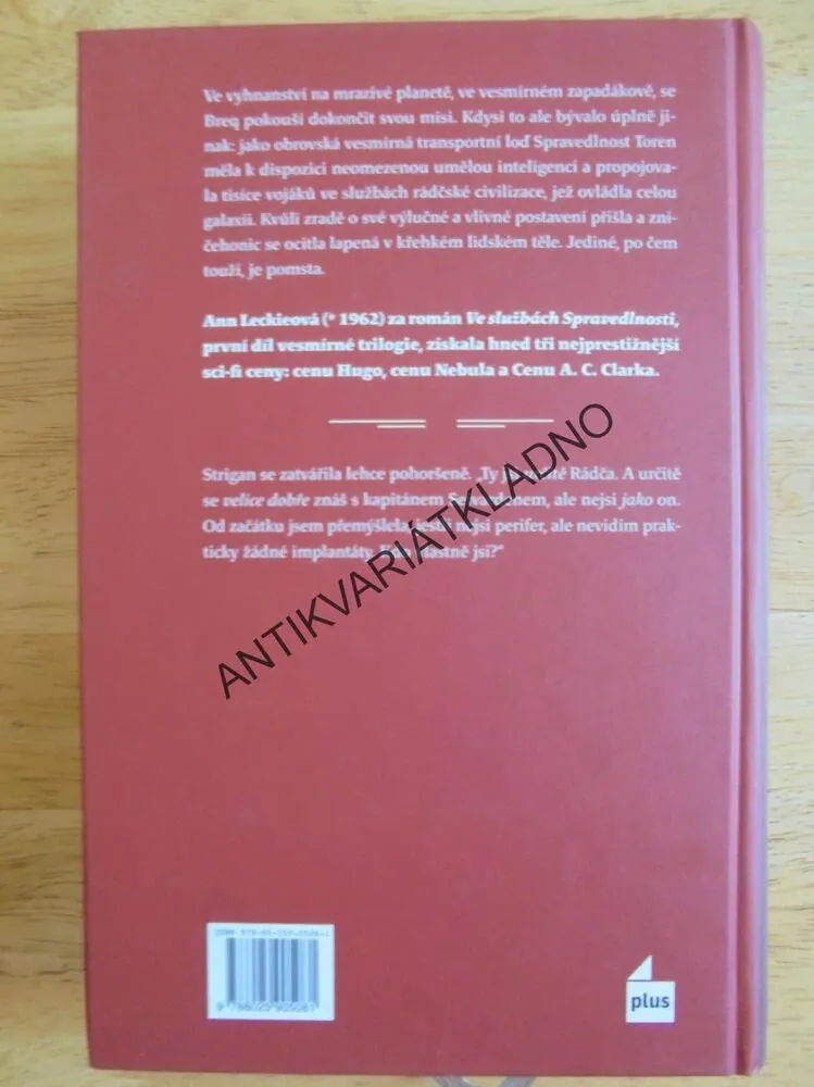 VE SLUŽBÁCH SPRAVEDLNOSTI, ANN LECKIOVÁ