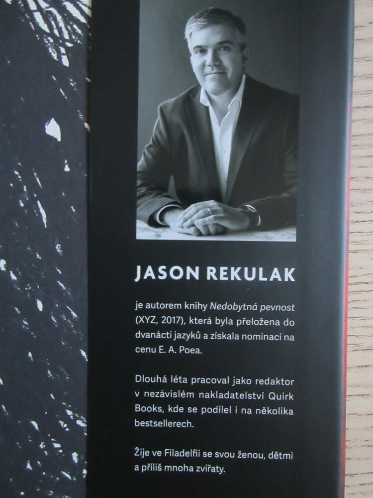 SKRYTÉ OBRÁZKY, JASON REKULAK, **an