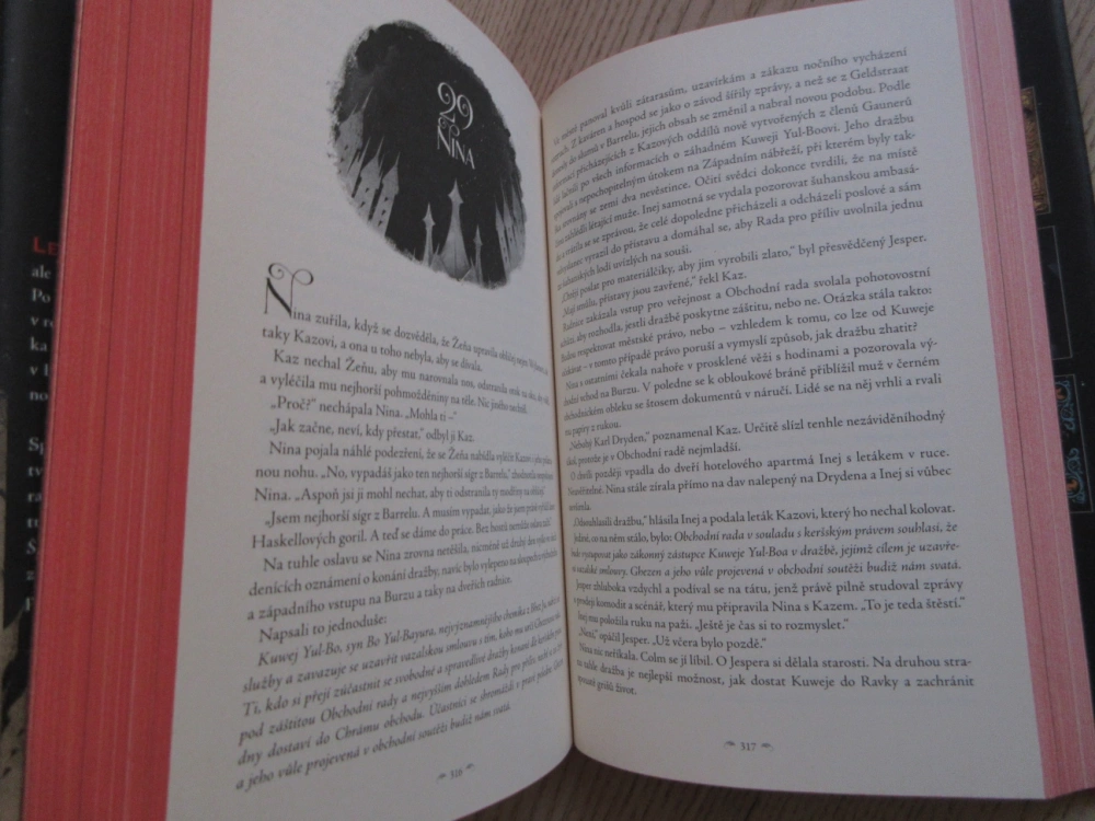 PROHNILÉ MĚSTO, LEIGH BARDUGO, **an