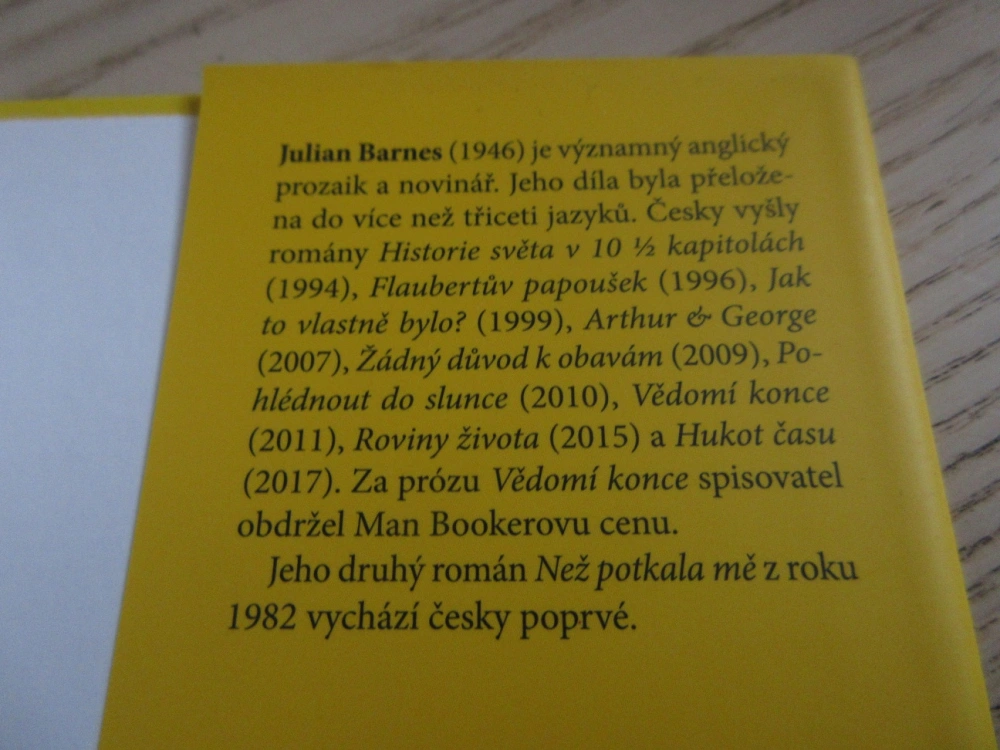 NEŽ POTKALA MĚ, JULIAN BARNES, **an
