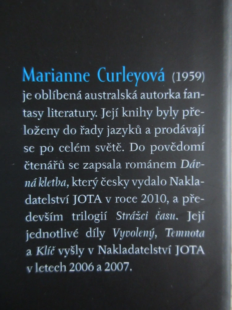 SKRYTÁ, MARIANNE CURLEYOVÁ, **an