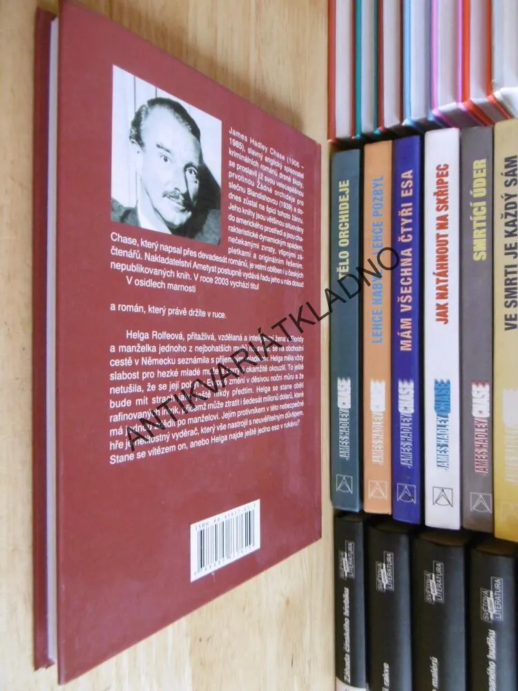 ESO V RUKÁVU, JAMES HADLEY CHASE, **an