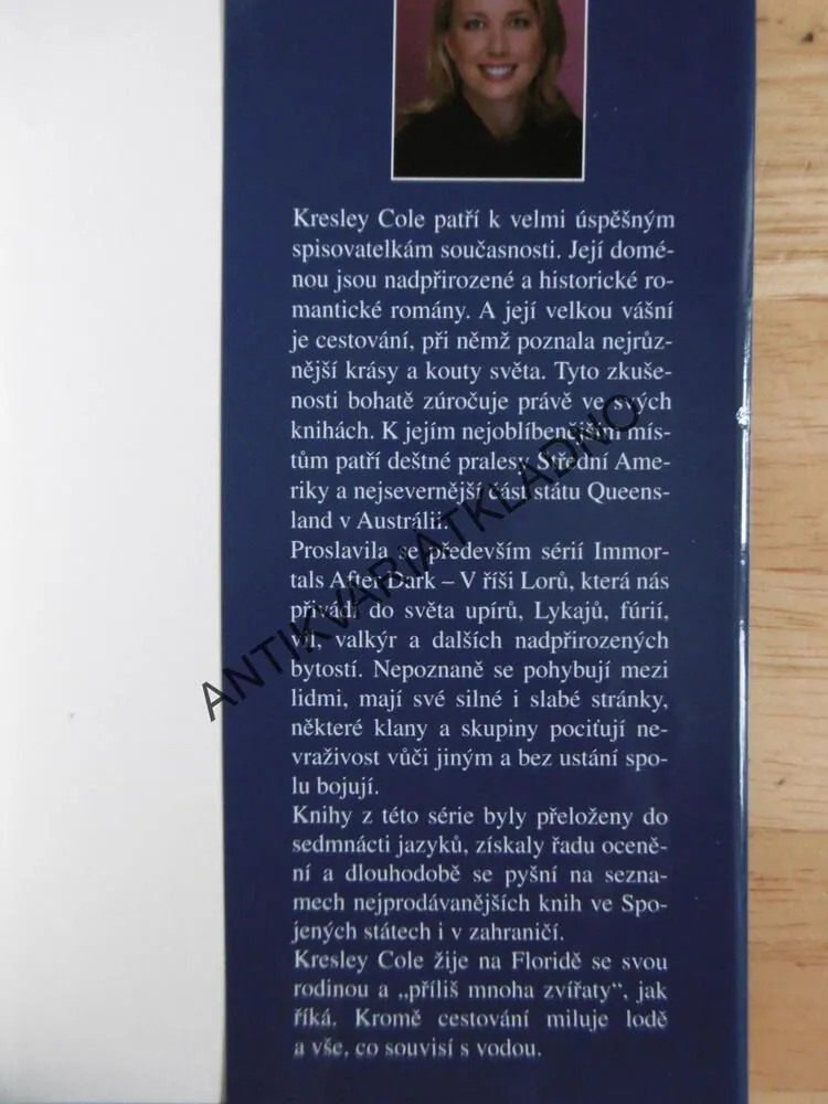 HLAD JAKO ŽÁDNÝ JINÝ, KRESLEY COLE