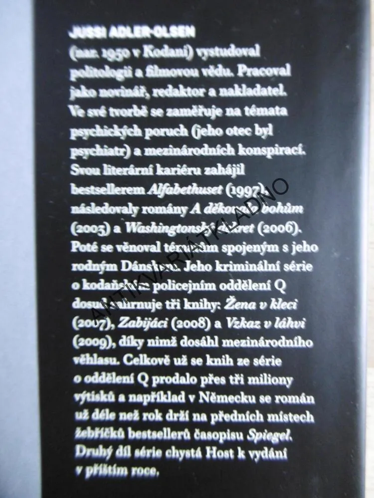 ŽENA V KLECI, ADLER OLSEN, **an