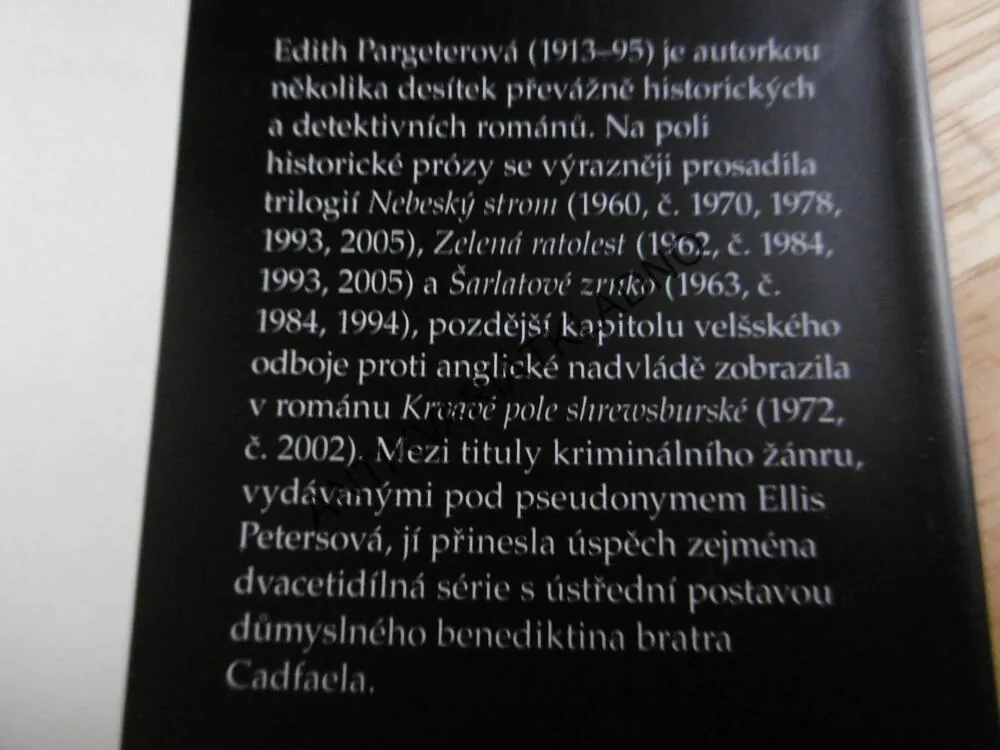 SVÍTÁNÍ NA ZÁPADĚ, EDITH PARGETEROVÁ, **an