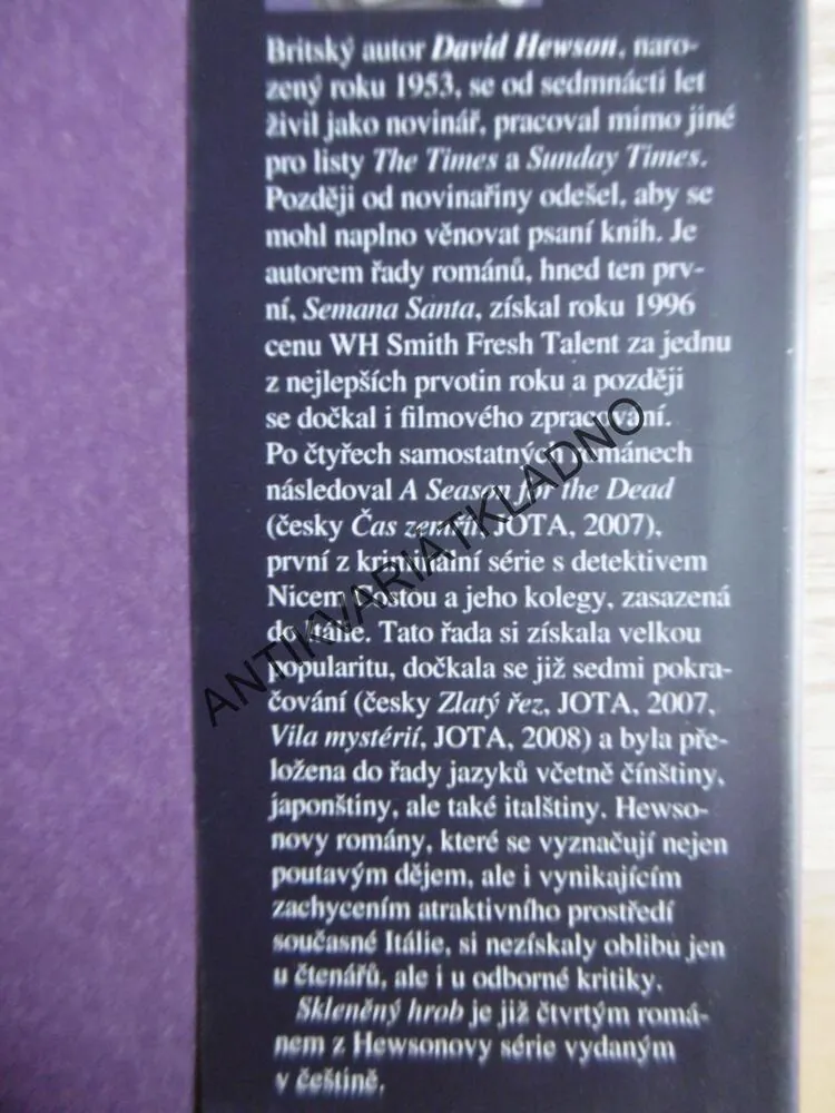 SKLENĚNÝ HROB, DAVID HEWSON, **an