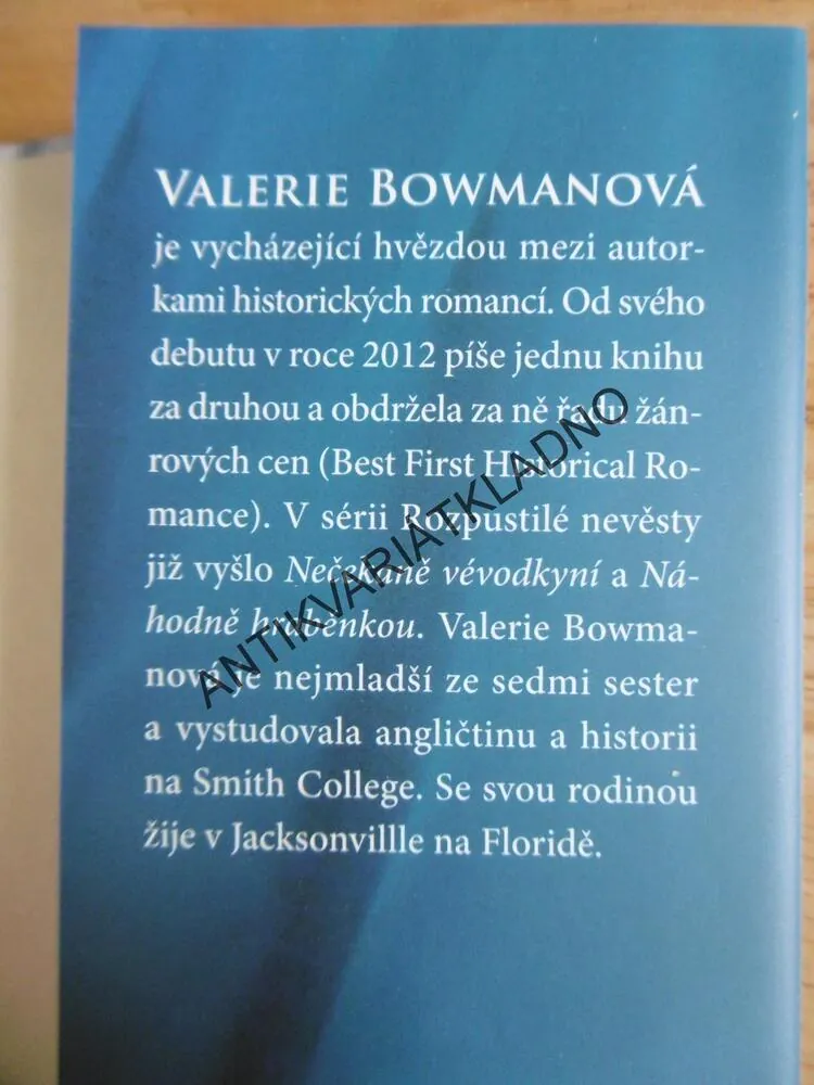 DÁMA V MODRÉM, VALERIE BOWMANOVÁ