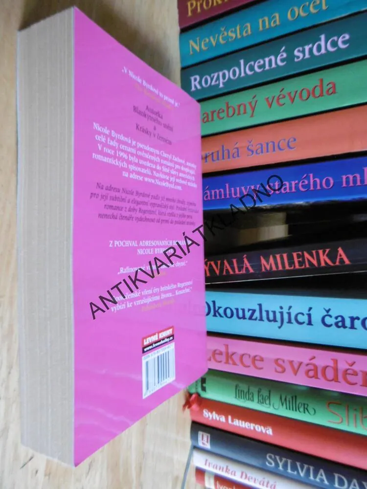 DÁMA BEZ POZLÁTKA, NICOLE BYRDOVÁ, **an