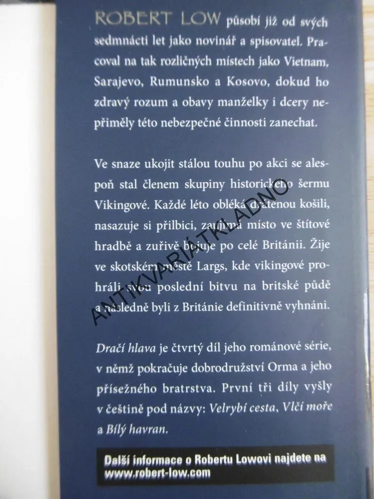 DRAČÍ HLAVA, ROBERT LOW, **an