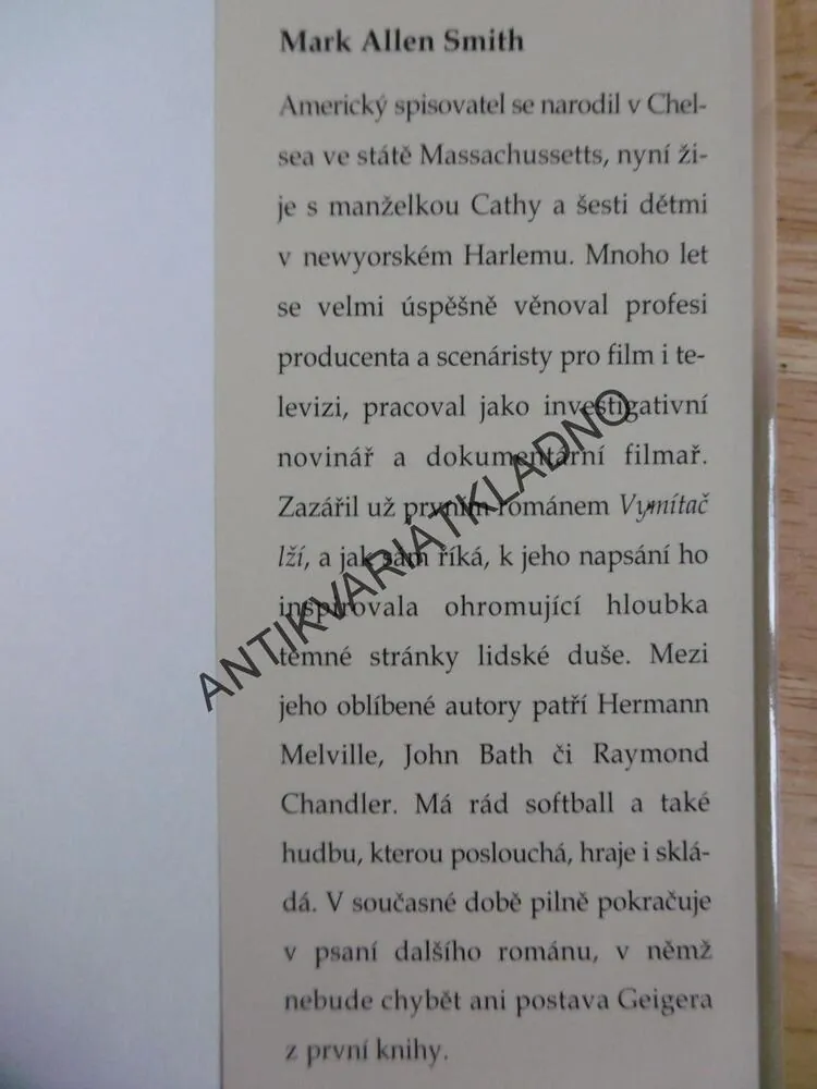 VYMÍTAČ LŽÍ, MARK ALLEN SMITH, **an