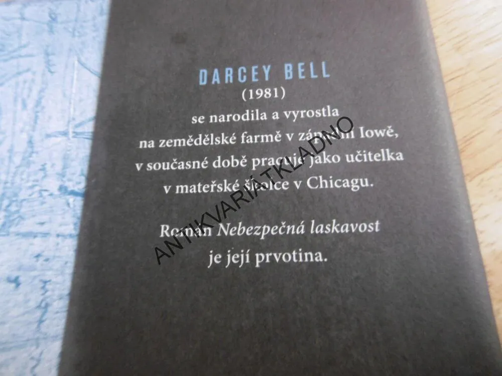 NEBEZPEČNÁ LASKAVOST, DARCEY BELL,