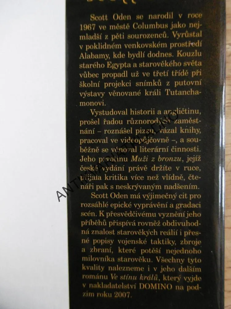 MUŽI Z BRONZU, SCOTT ODEN, **an