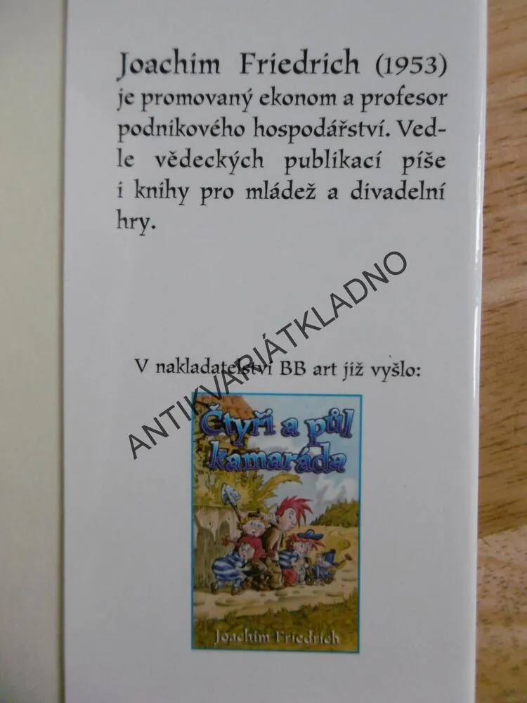 ČTYŘI A PŮL KAMARÁDA A ZMIZELÁ UČITELKA, JOACHIM FRIEDRICH, PÁV, **an