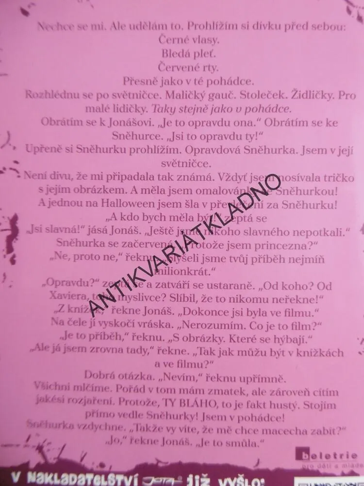 CO BY KDYBY... SNĚHURKA NESNĚDLA OTRÁVENÉ JABLKO, SARAH MLYNOWSKA, **an