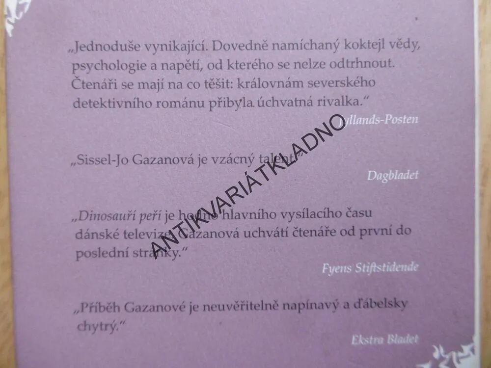 DINOSAUŘÍ PEŘÍ, SISSEL-JO GAZANOVÁ, **an