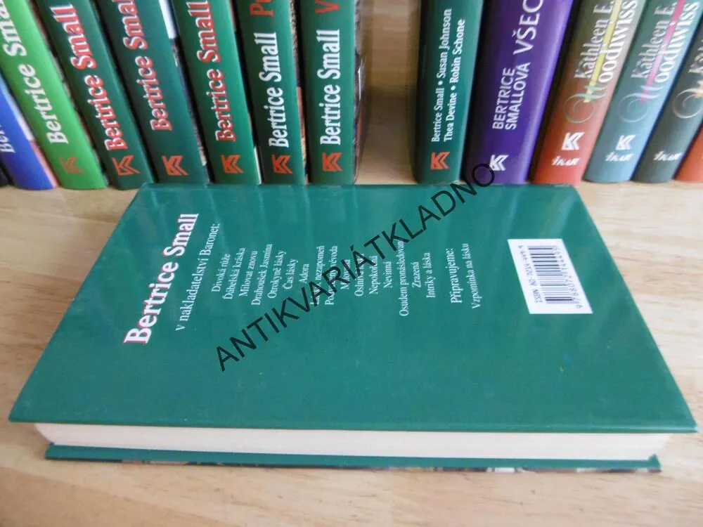 INTRIKY A LÁSKA, BERTRICE SMALL, **an