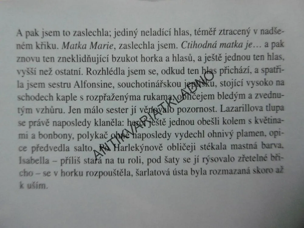 SVATÍ BLÁZNI, JOANNE HARRISOVÁ, **an