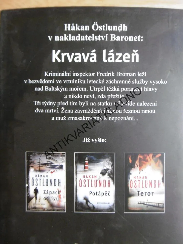 KRVAVÁ LÁZEŇ, HAKAN ÖSTLUNDH, **an