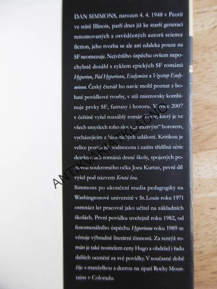 KRUTÉ MRAZY, DAN SIMMONS,