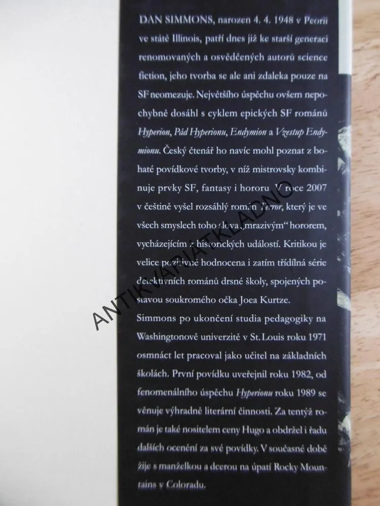 KRUTÝ OSUD, DAN SIMMONS,