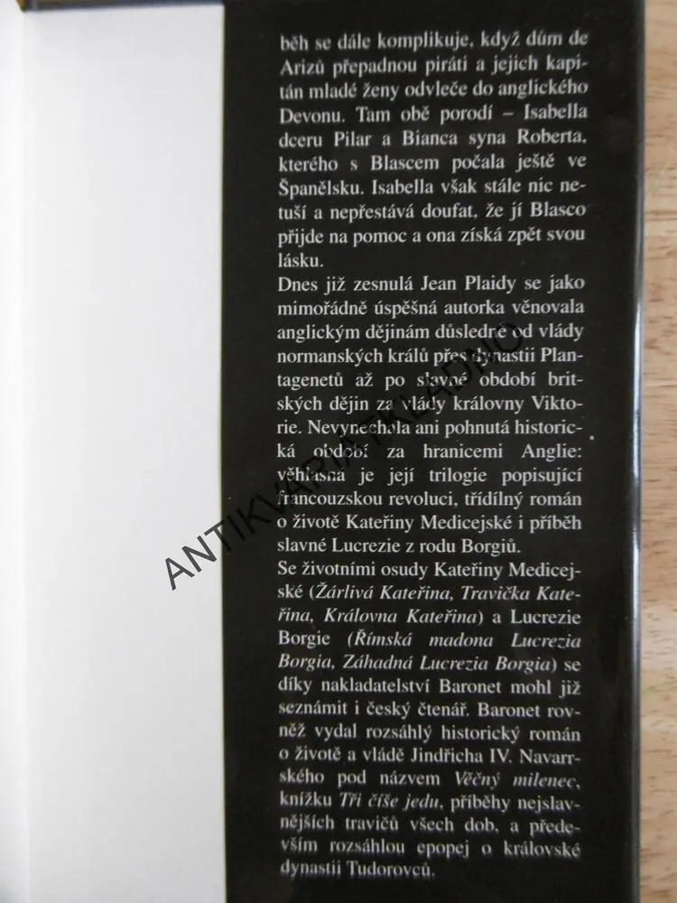 ŠARLATOVÝ PLÁŠŤ, JEAN PLAIDY, **an