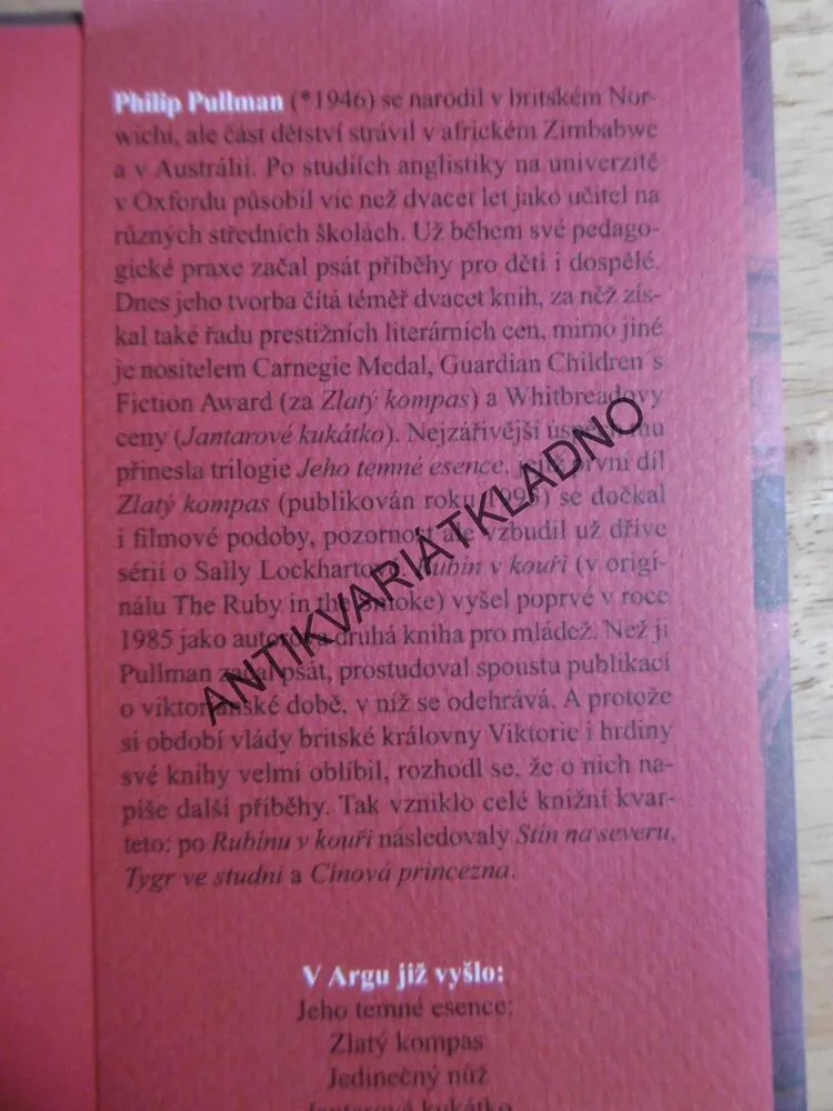 RUBÍN V KOUŘI, PHILIP PULLMAN