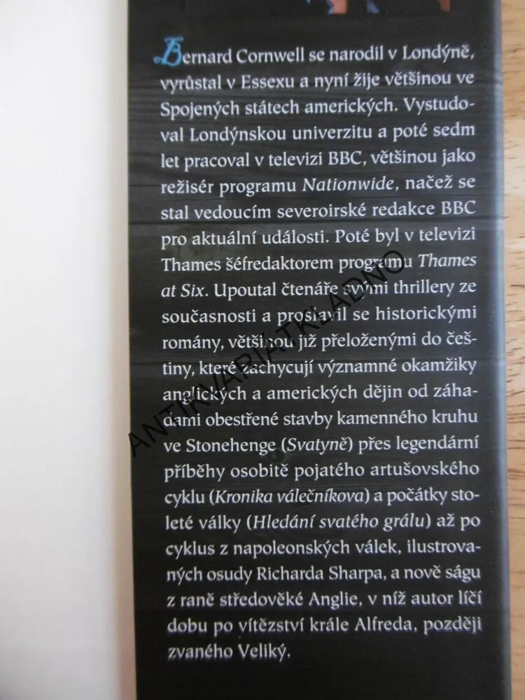 ZRÁDCE, BERNARD CORNWELL, **an