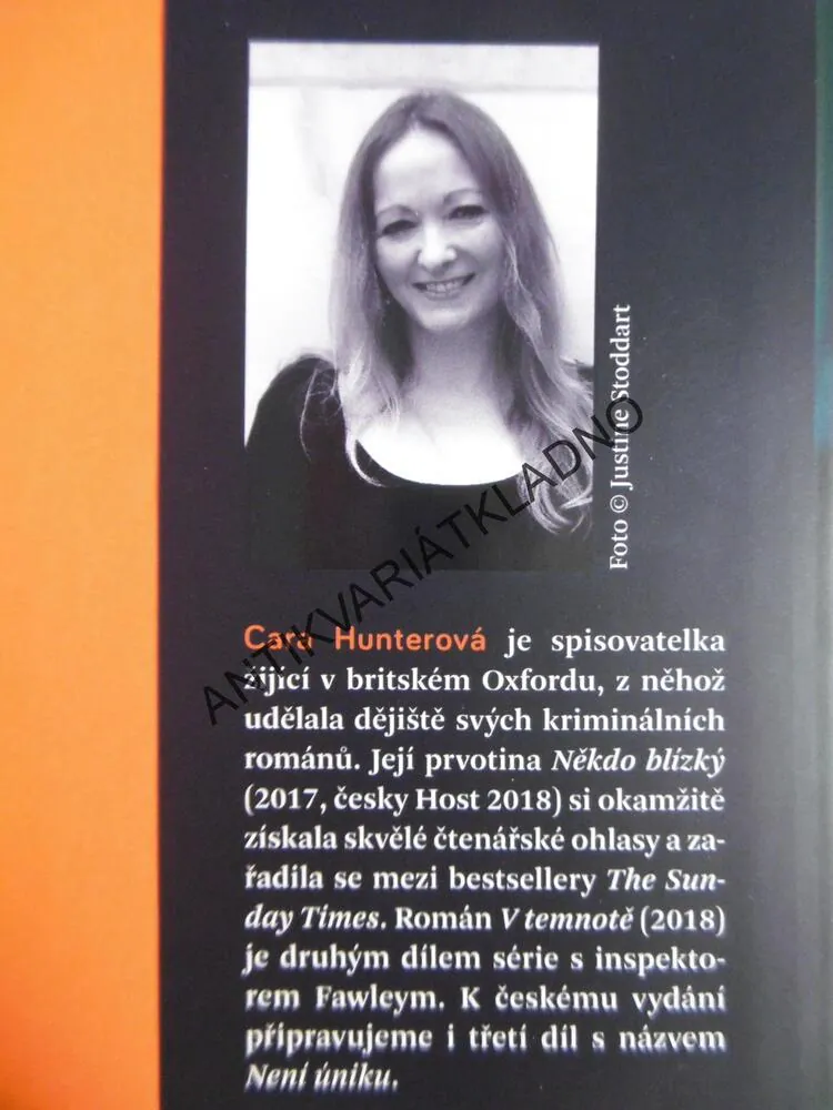 V TEMNOTĚ, CARA HUNTEROVÁ, **an