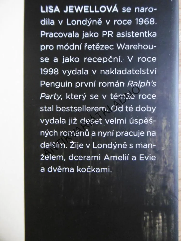 BEZE SVĚDKŮ, LISA JEWELLOVÁ, **an