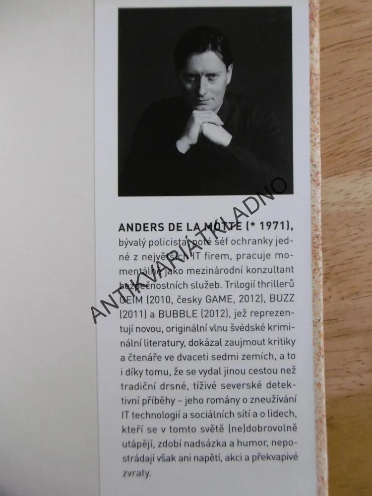 BUZZ, MÁTE POD KONTROLOU? ANDERS DE LA MOTTE, **an