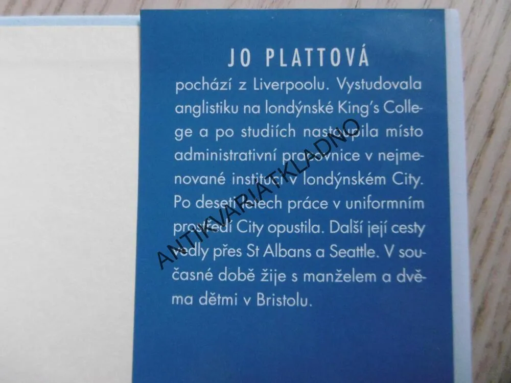ŽIVOT VZHŮRU NOHAMA, JO PLATTOVÁ, **an