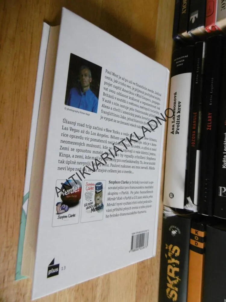 CELKEM JDE O MERDE! STEPHEN CLARKE, **an