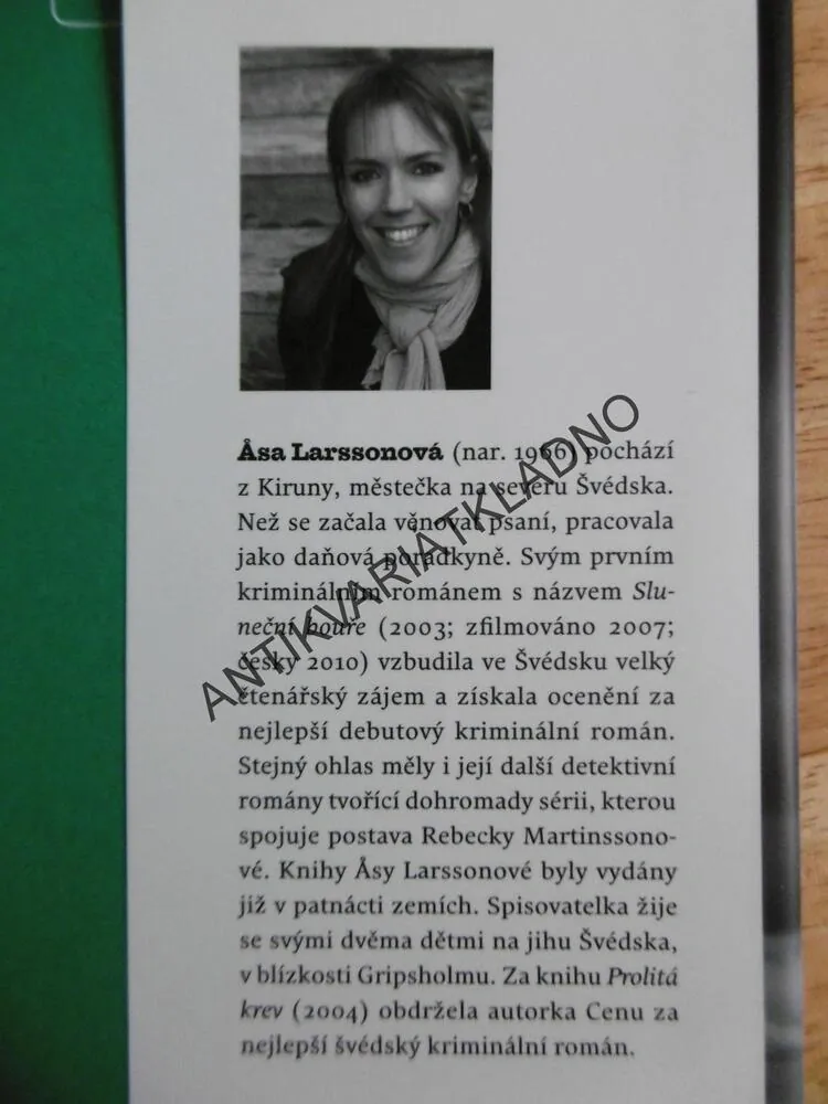 PROLITÁ KREV, ASA LARSSONOVÁ, **an