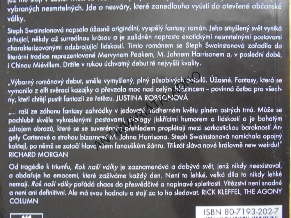 ROK NAŠÍ VÁLKY, STEPH SWAINSTONOVÁ, **an