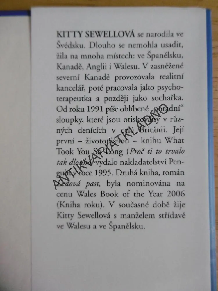 LEDOVÁ PAST, KITTY SEWELLOVÁ, **an