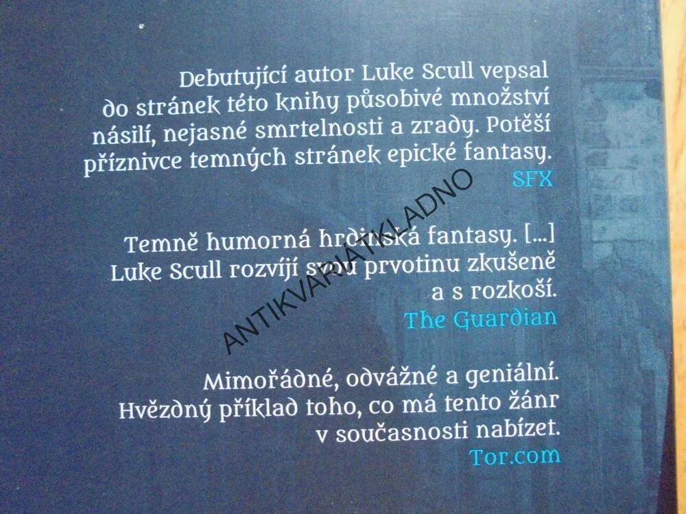 TEMNÉ BRATRSTVO, LUKE SCULL, **an